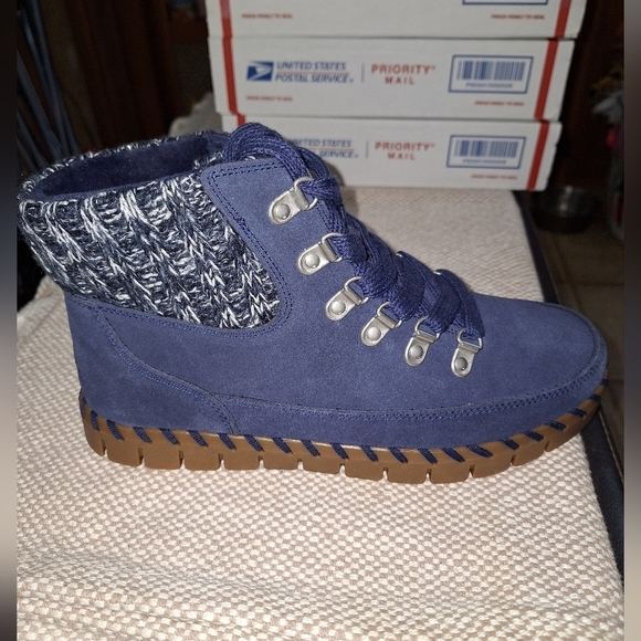 A pair of MukLuks genuine suede booties with a faux fur lining in a size 8. - Picture 9 of 12